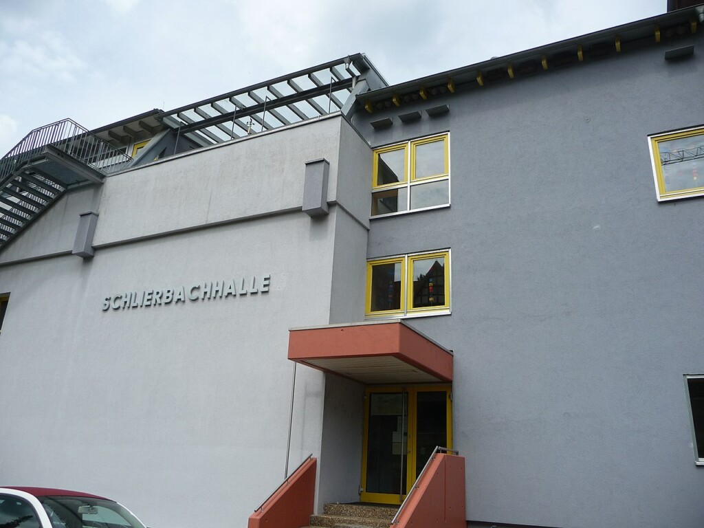 Eingang zur Schlierbachhalle